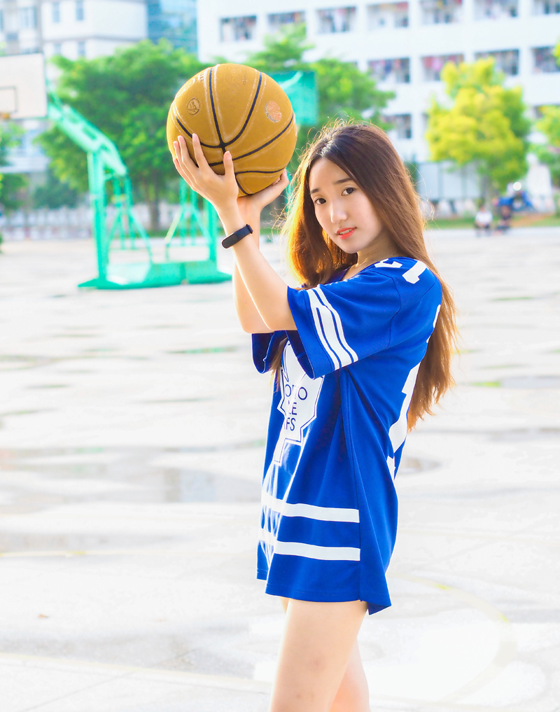 点击大图看下一张：长发篮球少女操场运动写真青春活力