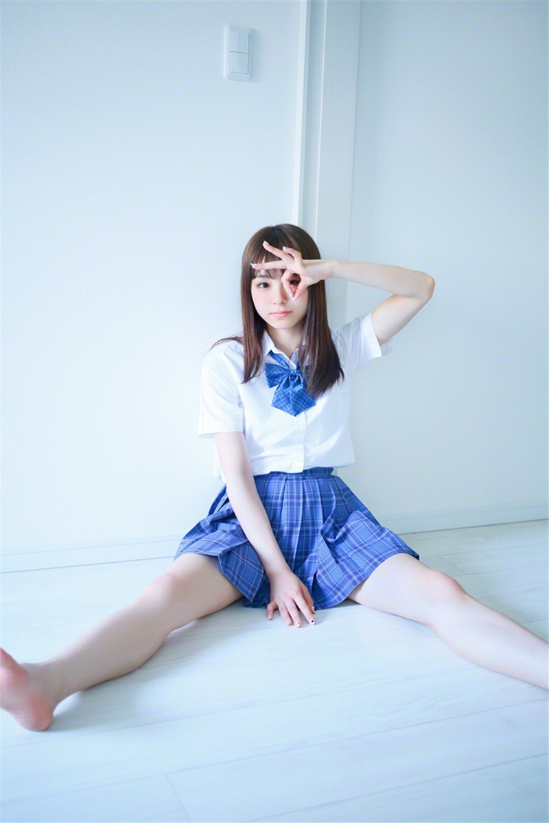 点击大图看下一张：日本女性偶像佐藤丽奈清纯学生装活力四射