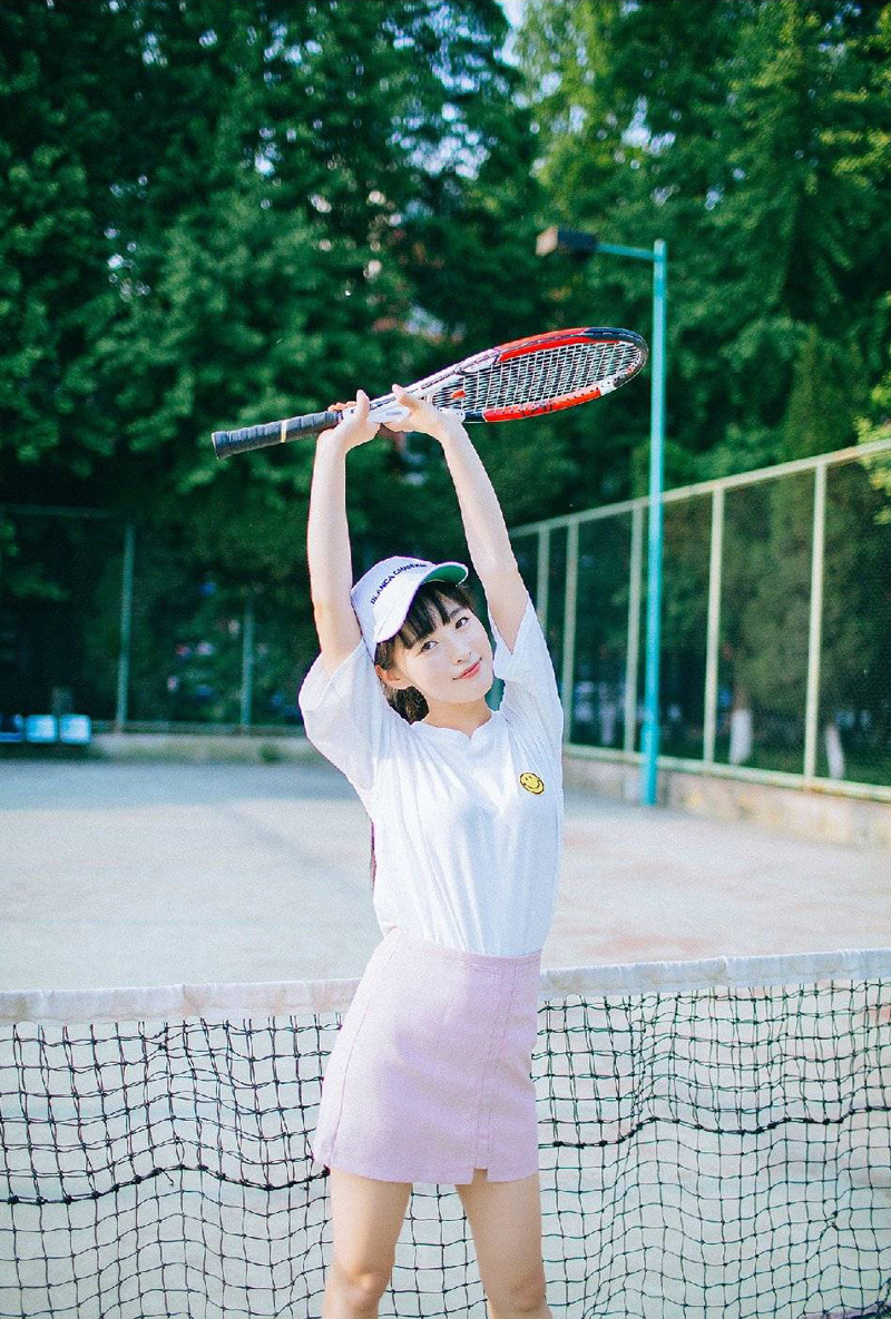 点击大图看下一张：粉嫩鸭舌帽可爱少女网球场俏皮写真