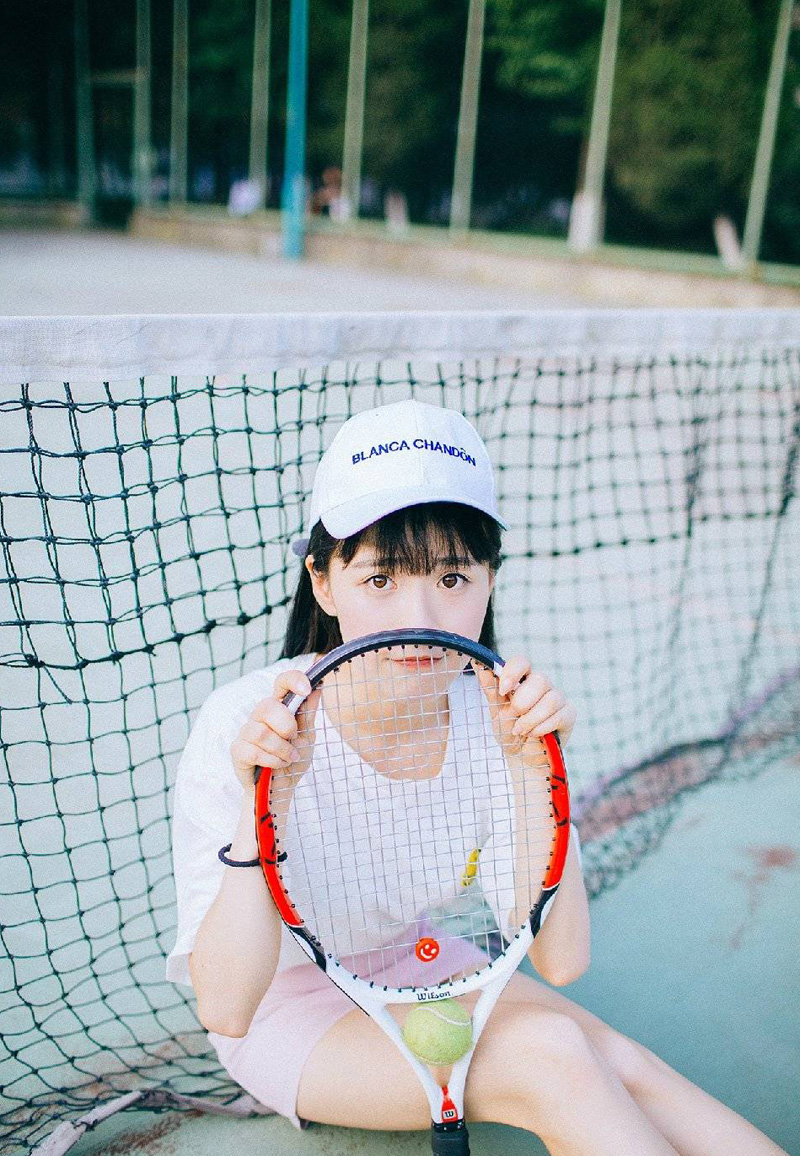 点击大图看下一张：粉嫩鸭舌帽可爱少女网球场俏皮写真