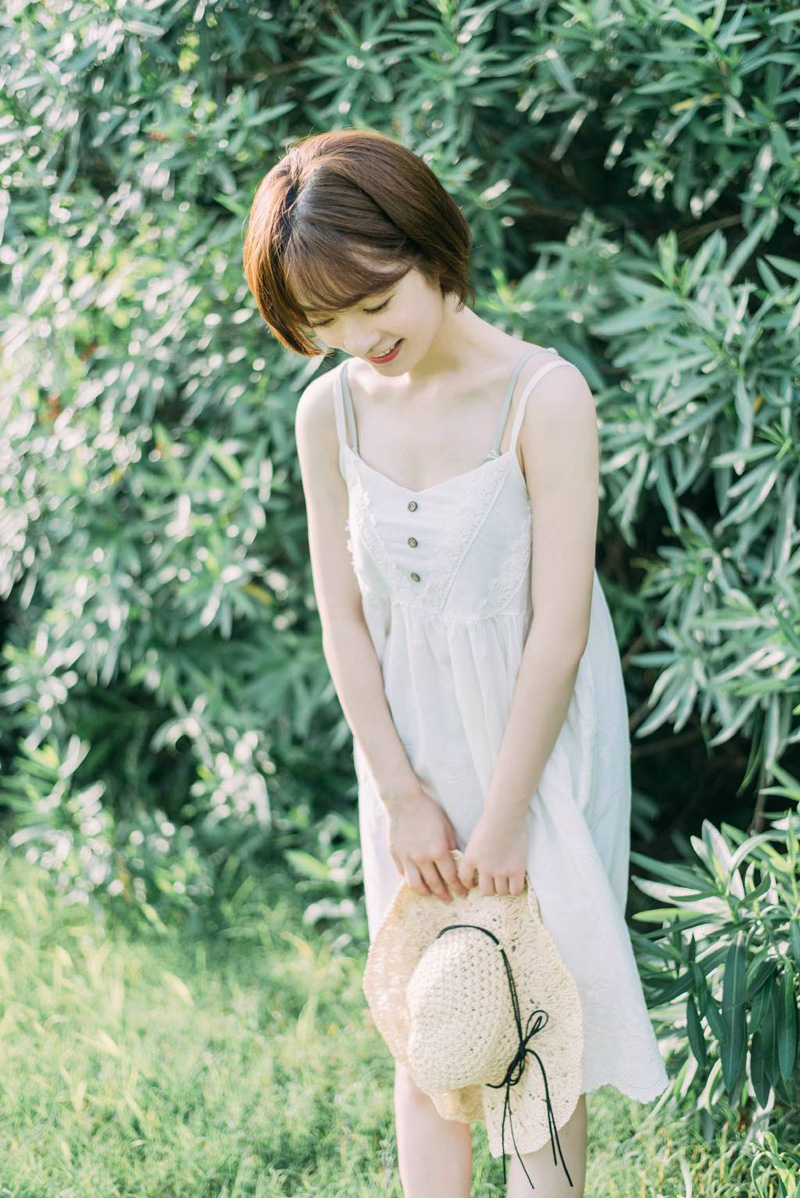 点击大图看下一张：可爱吊带草帽白皙少女绿茵草地静谧凝望写真