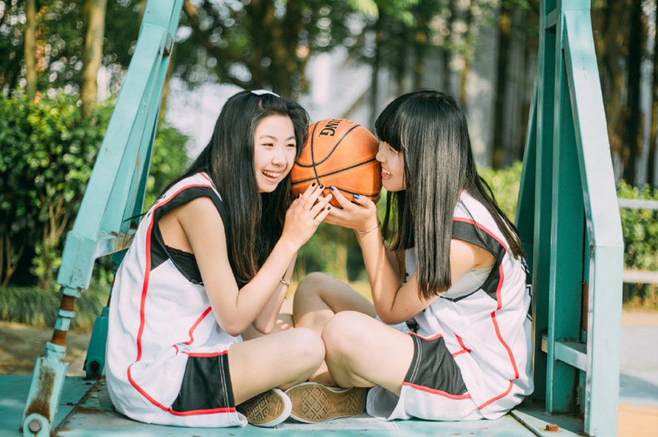 点击大图看下一张：篮球宝贝姐妹花活力写真亲密可人