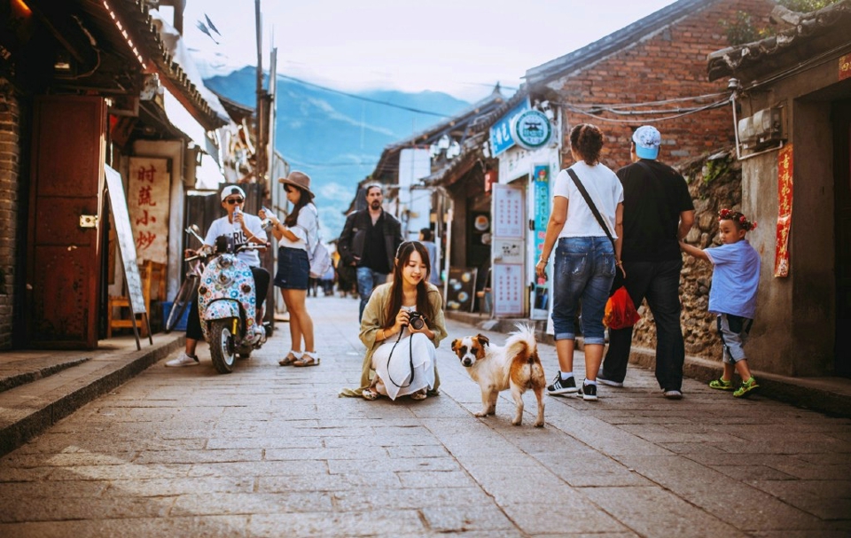 点击大图看下一张：森系素雅美女清新旅拍温婉柔美