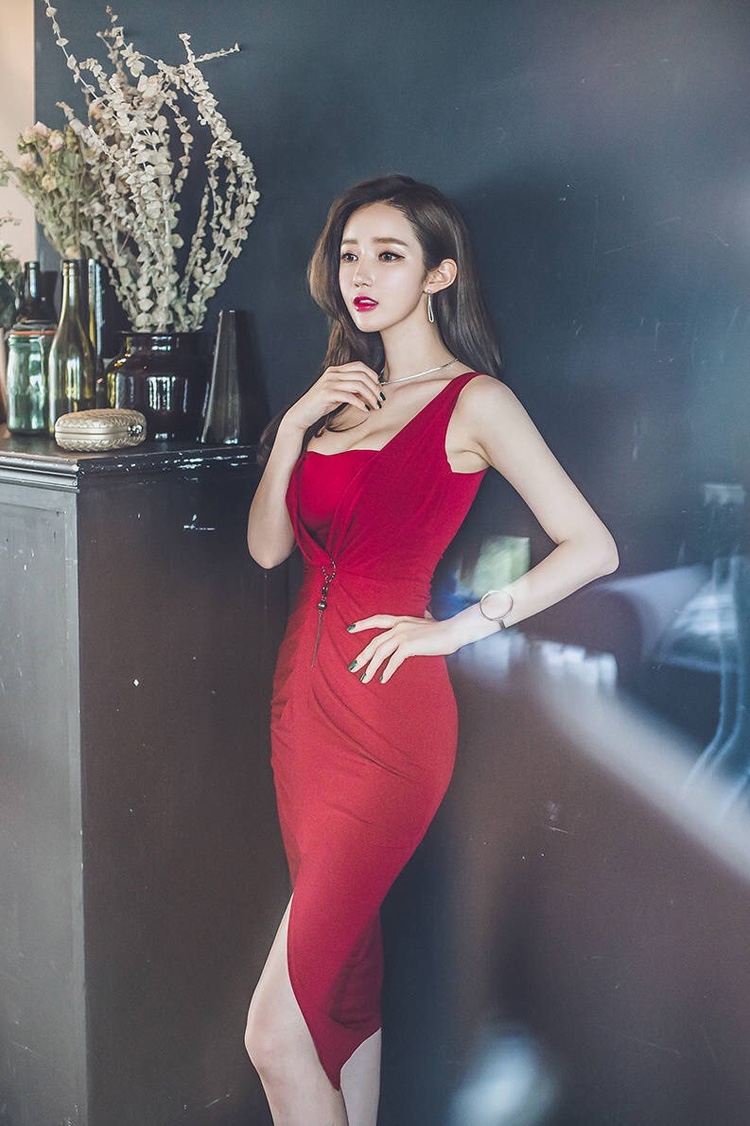 点击大图看下一张：艳丽美模红色长裙翘臀写真颜色魅惑