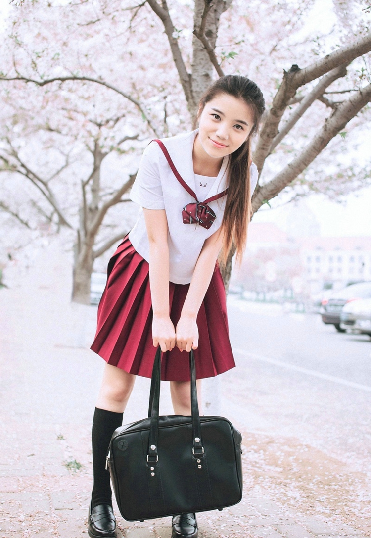 点击大图看下一张：樱花树下的素颜制服美女甜蜜粉嫩