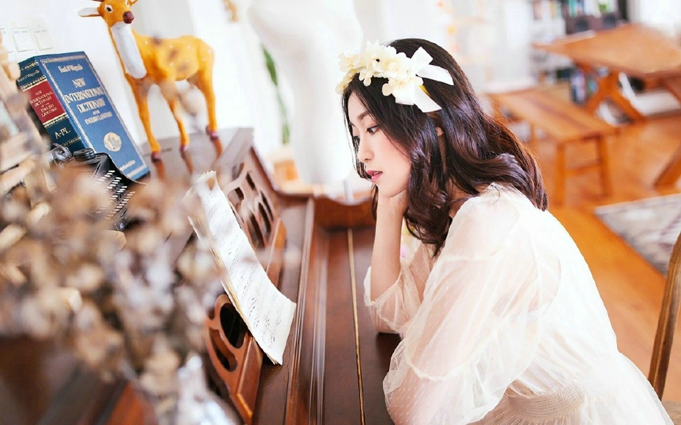 点击大图看下一张：花环钢琴美女白纱气质温婉私房照