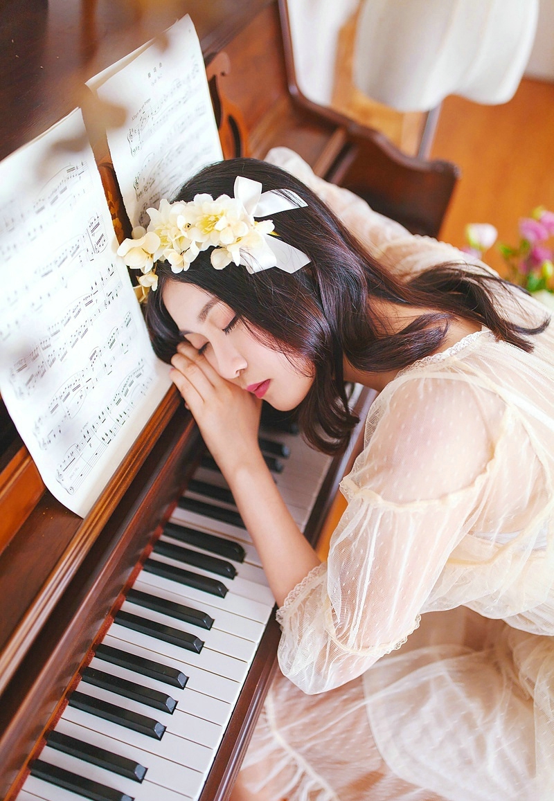 点击大图看下一张：花环钢琴美女白纱气质温婉私房照