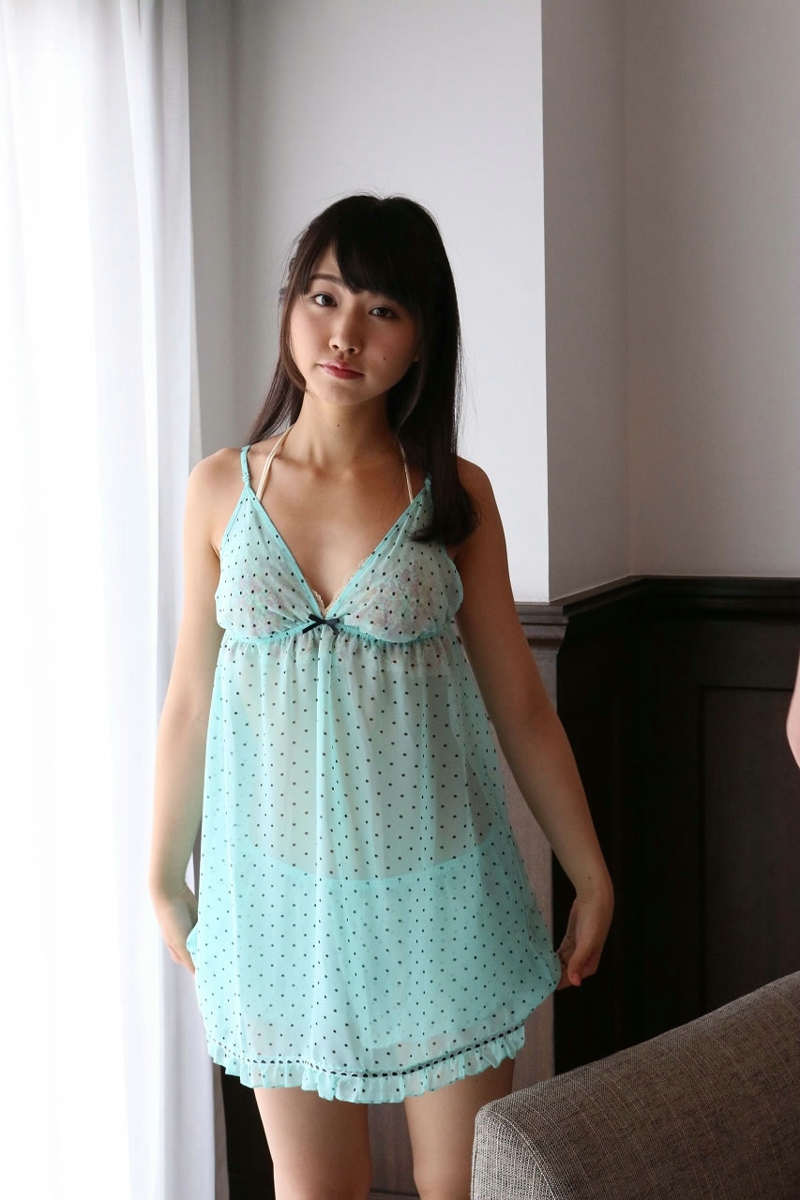 点击大图看下一张：可爱蕾丝裙日本嫩模高岡未來私房诱惑写真