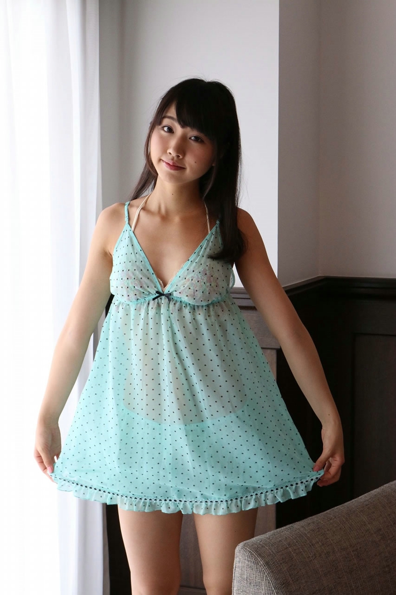 点击大图看下一张：可爱蕾丝裙日本嫩模高岡未來私房诱惑写真