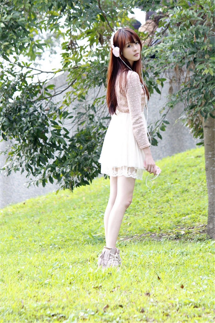 点击大图看下一张：台湾美女赖蜜儿校园外拍写真清新朝气很迷人