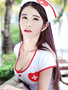 护士制服美女户外低胸爆乳翘臀挑逗表情