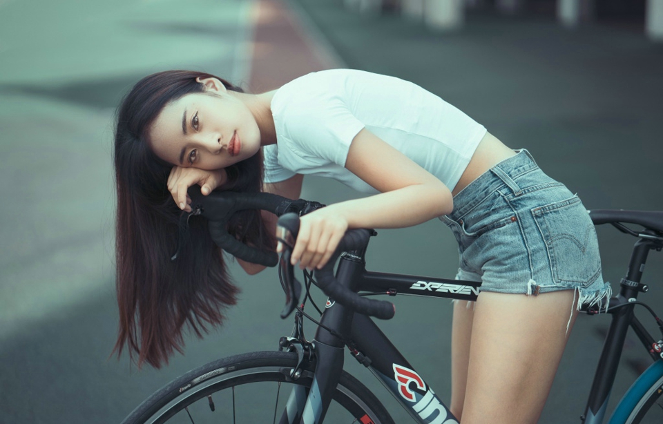 点击大图看下一张：阳光单车美女运动健康美笑容灿烂
