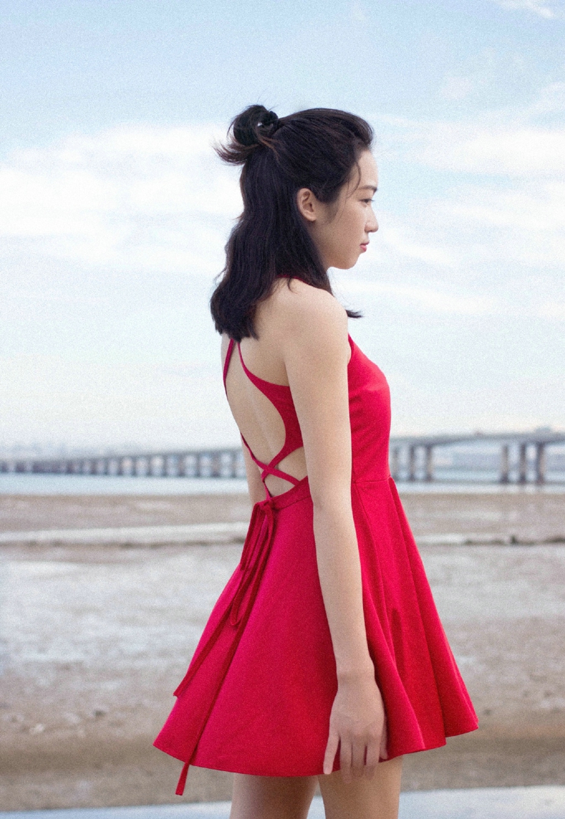 点击大图看下一张：郊外红裙少女俏皮活力素颜美丽