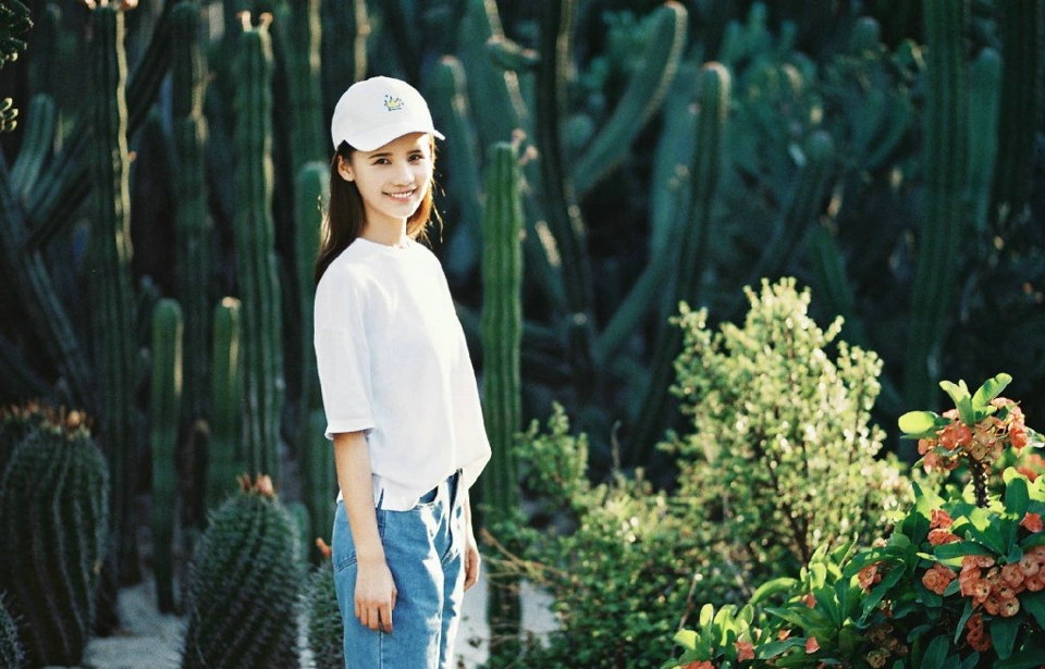 点击大图看下一张：植物园内的棒球帽美女休闲阳光笑容