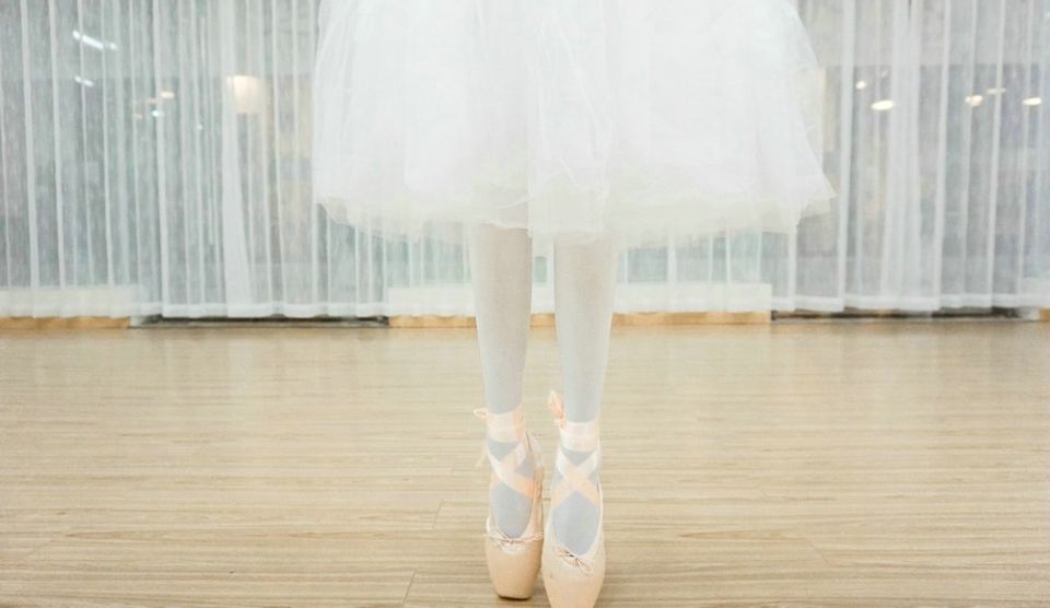 点击大图看下一张：舞蹈房内的芭蕾舞少女轻盈舞鞋起舞