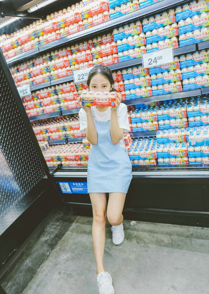 点击大图看下一张：超市内的背带裙少女马尾青春活力