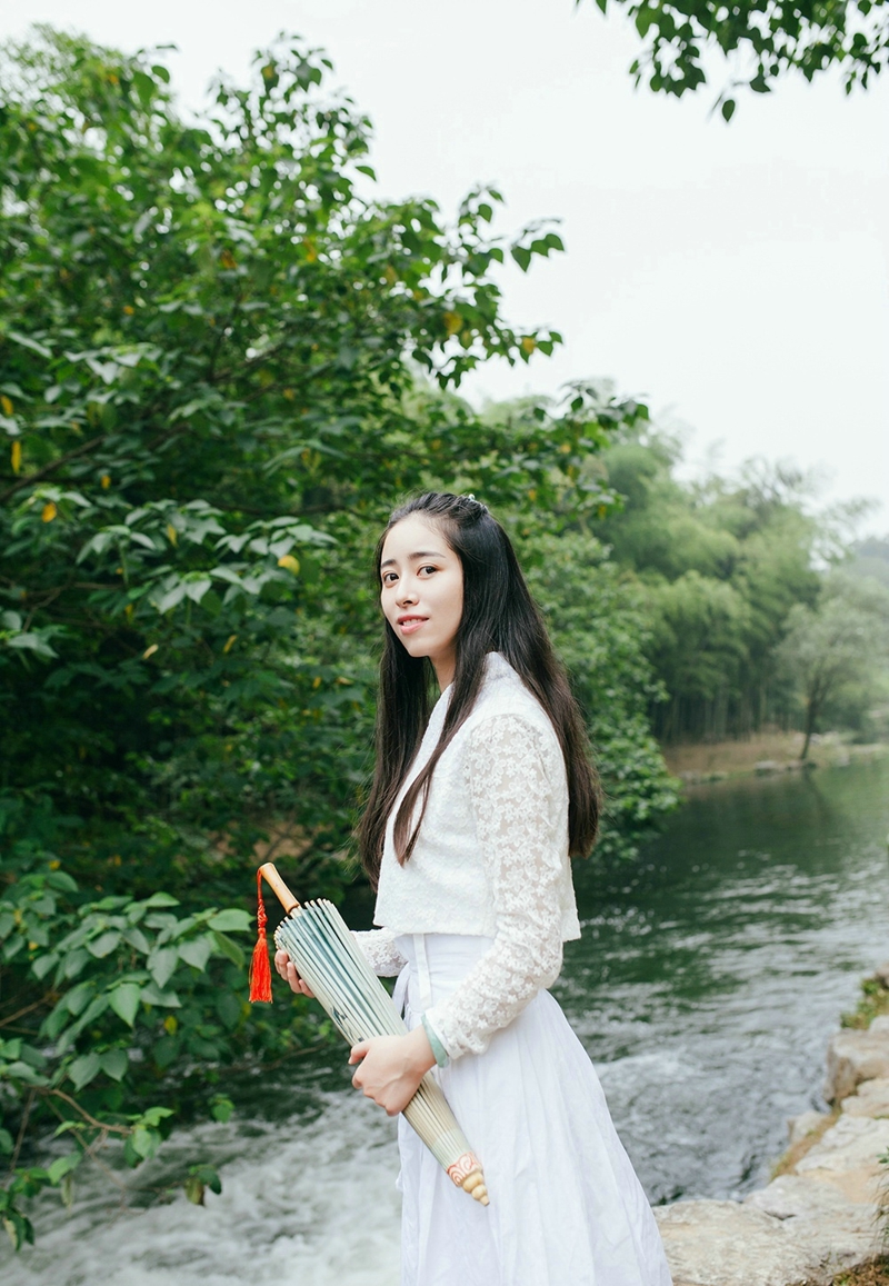 点击大图看下一张：溪边的古典美女文艺素雅温婉柔美