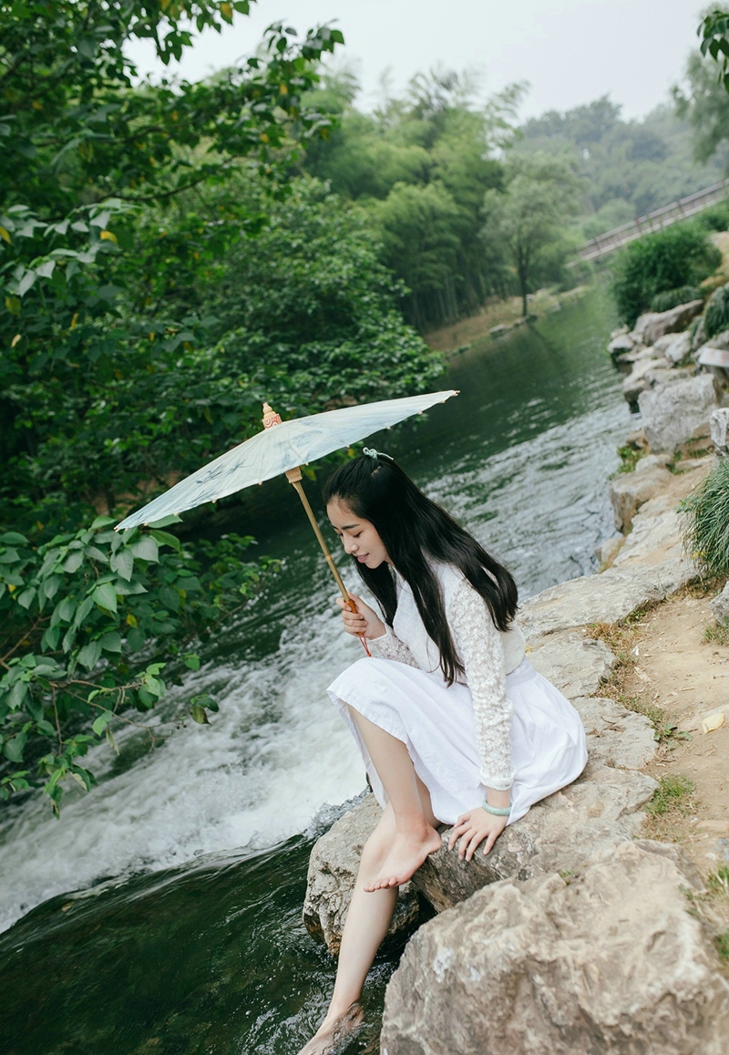 点击大图看下一张：溪边的古典美女文艺素雅温婉柔美