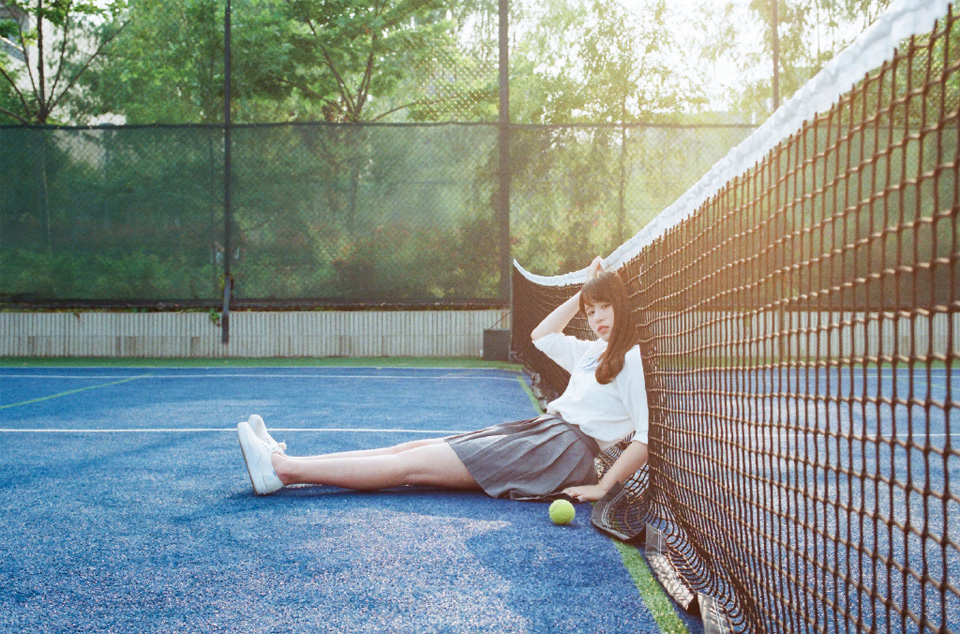 点击大图看下一张：清新俏皮妹子网球场唯美写真