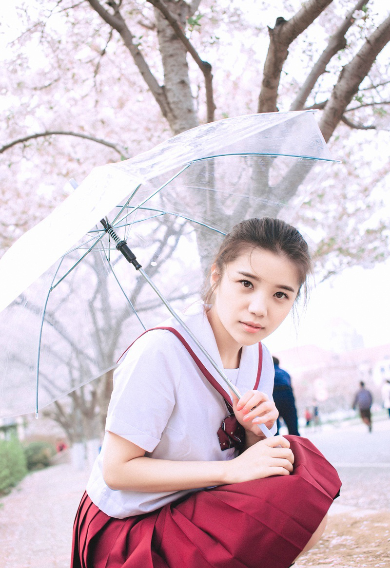 点击大图看下一张：樱花少女制服清纯写真甜美可人