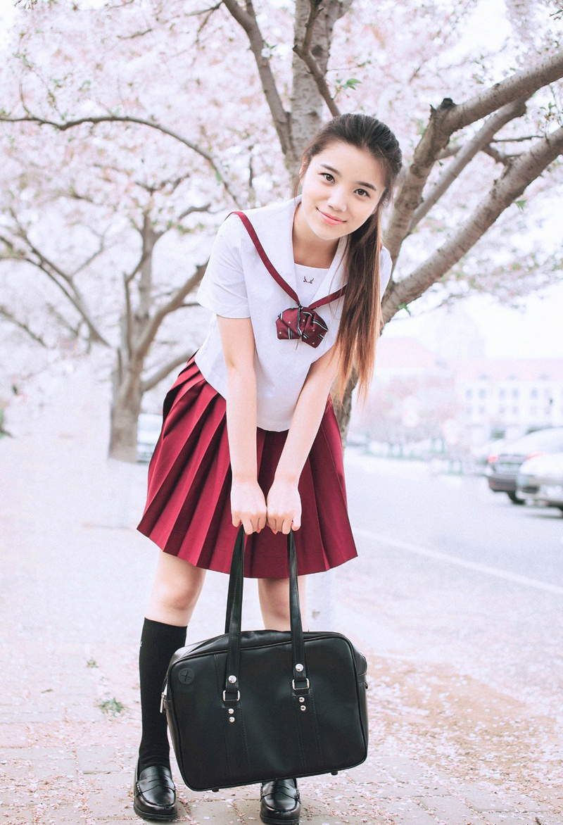 点击大图看下一张：樱花少女制服清纯写真甜美可人