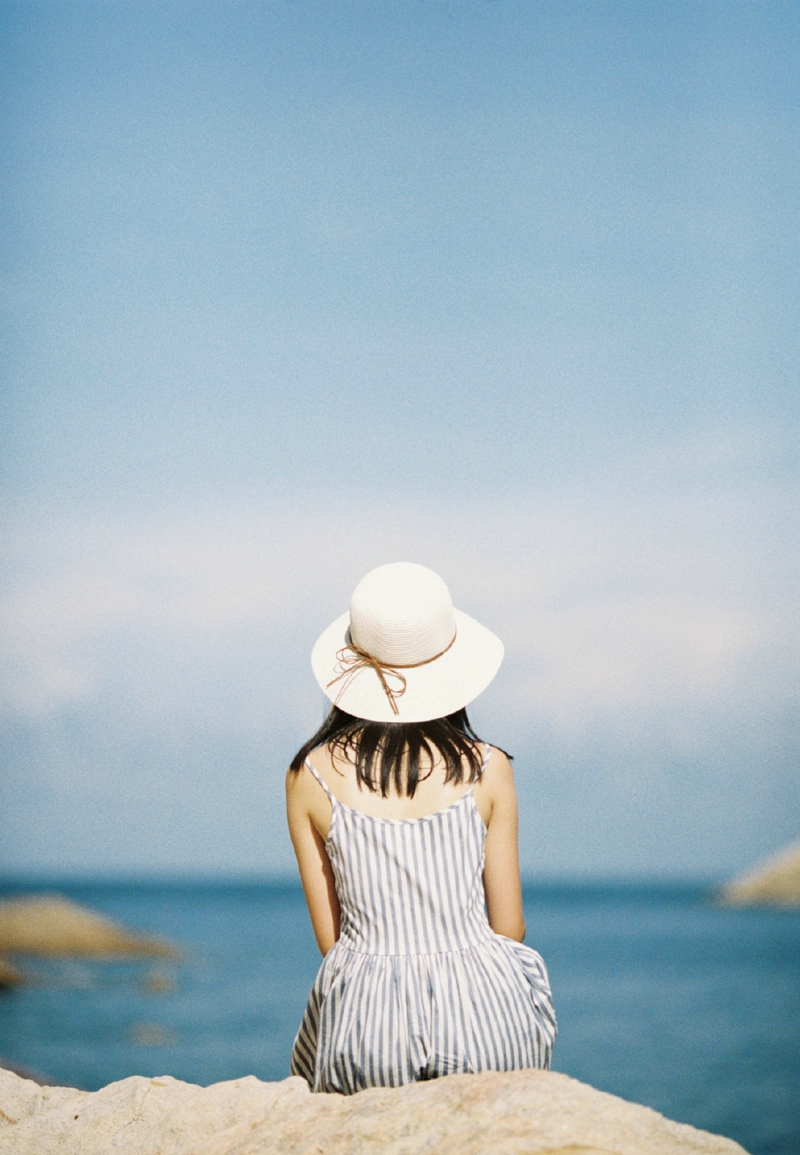 点击大图看下一张：海岸边上的清纯连衣裙少女青春靓丽