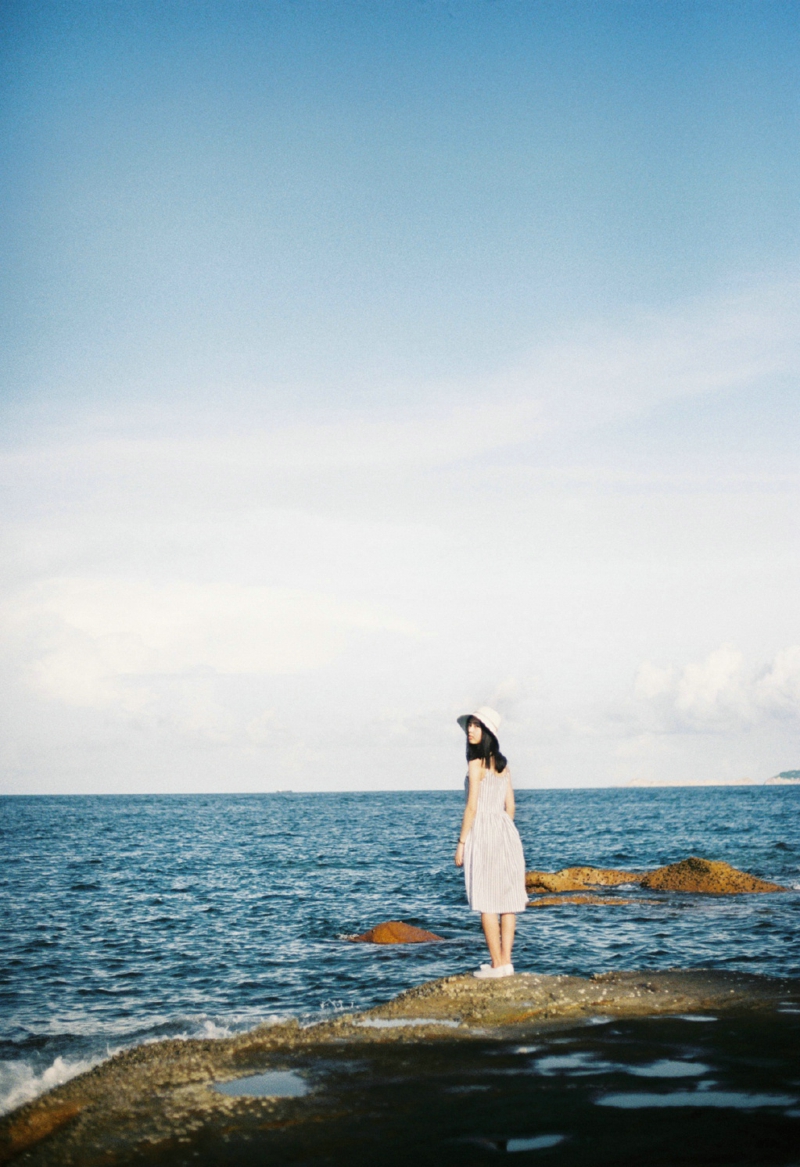 点击大图看下一张：海岸边上的清纯连衣裙少女青春靓丽