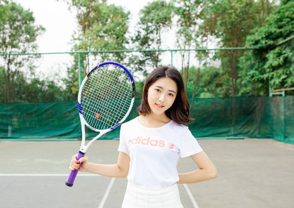 点击大图看下一张：清新短发网球妹子活力写真
