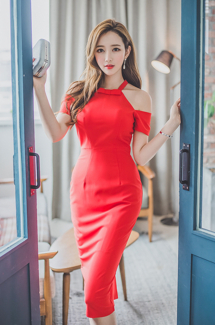 点击大图看下一张：鲜红长裙靓丽模特香肩诱惑写真