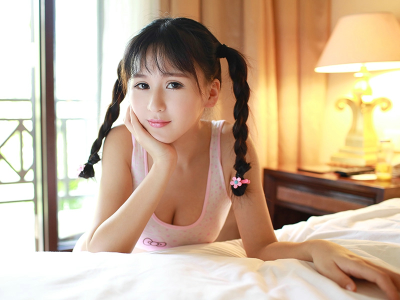 点击大图看下一张：瓷肌妹子唐雨辰麻花辫童颜巨乳甜美写真