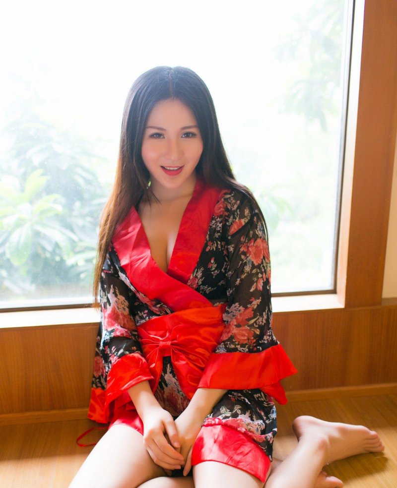 点击大图看下一张：宅男女神唐雨辰TYC酥胸迷人清纯写真