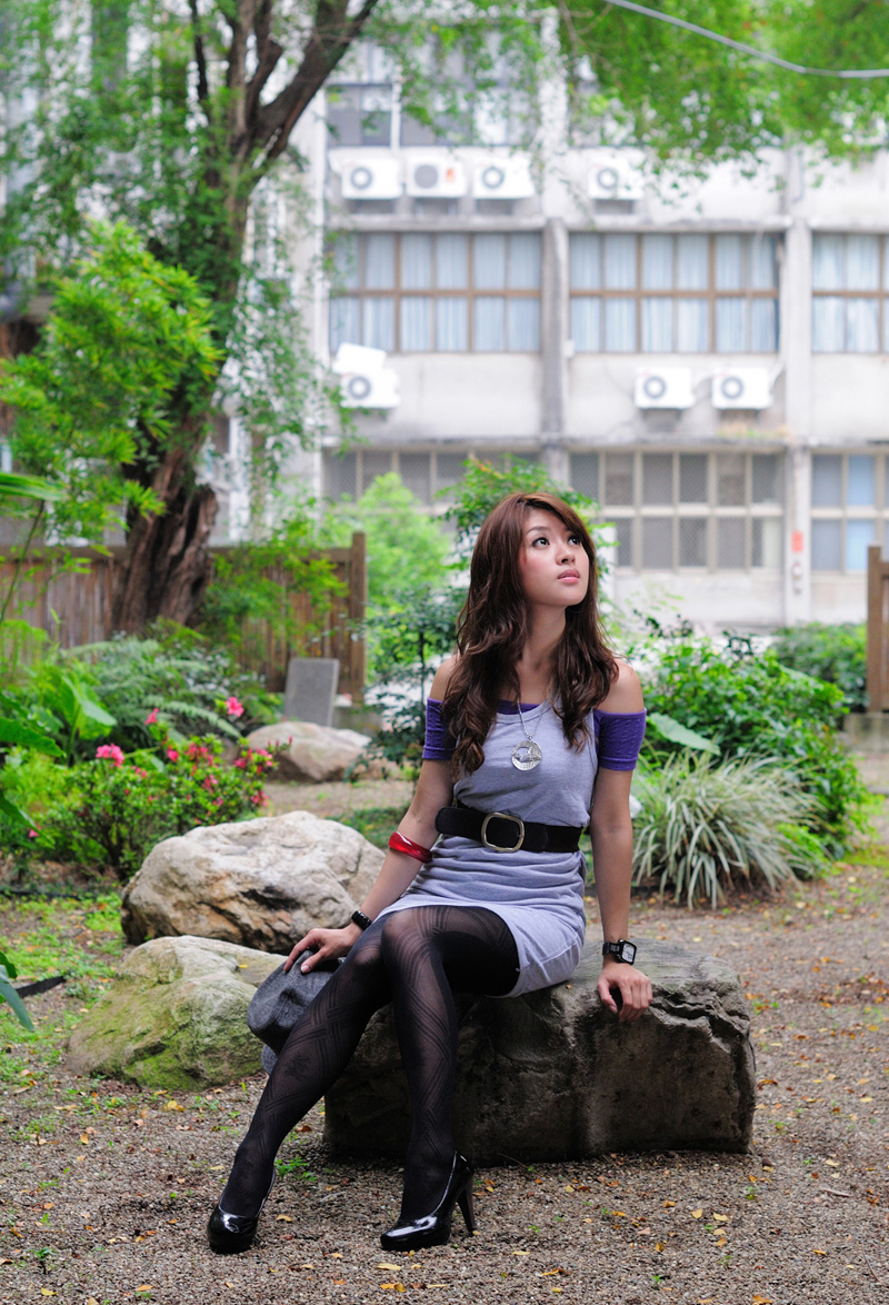 点击大图看下一张：气质美女安达熙公园里的清纯黑丝袜迷人诱惑写真