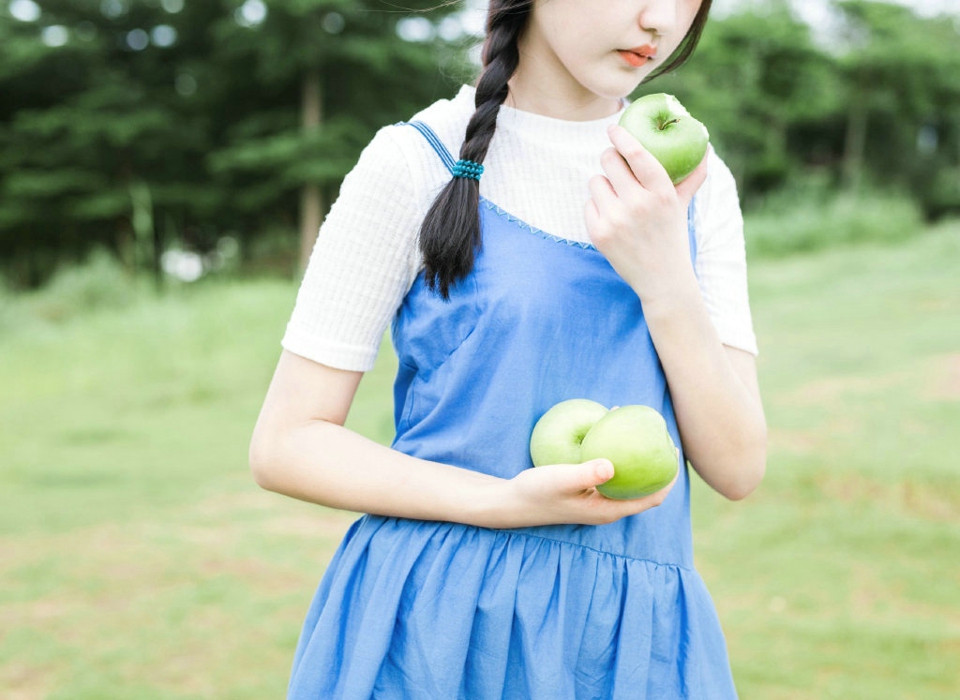 点击大图看下一张：青涩苹果少女草地上明媚笑容融化人心