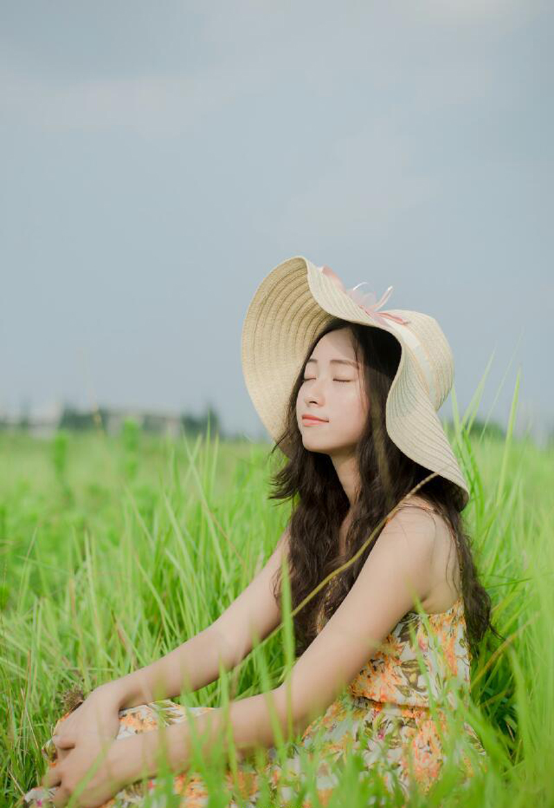 点击大图看下一张：绿茵草地上的草帽少女意境唯美