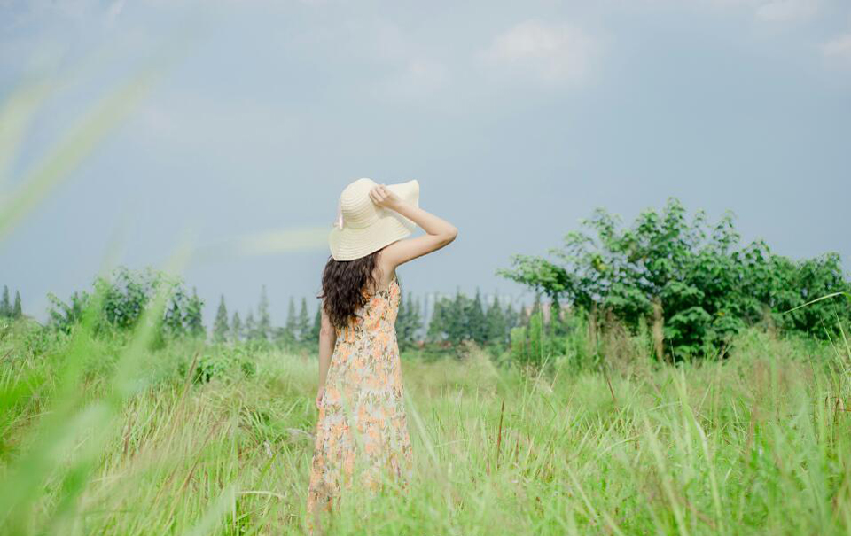 点击大图看下一张：绿茵草地上的草帽少女意境唯美