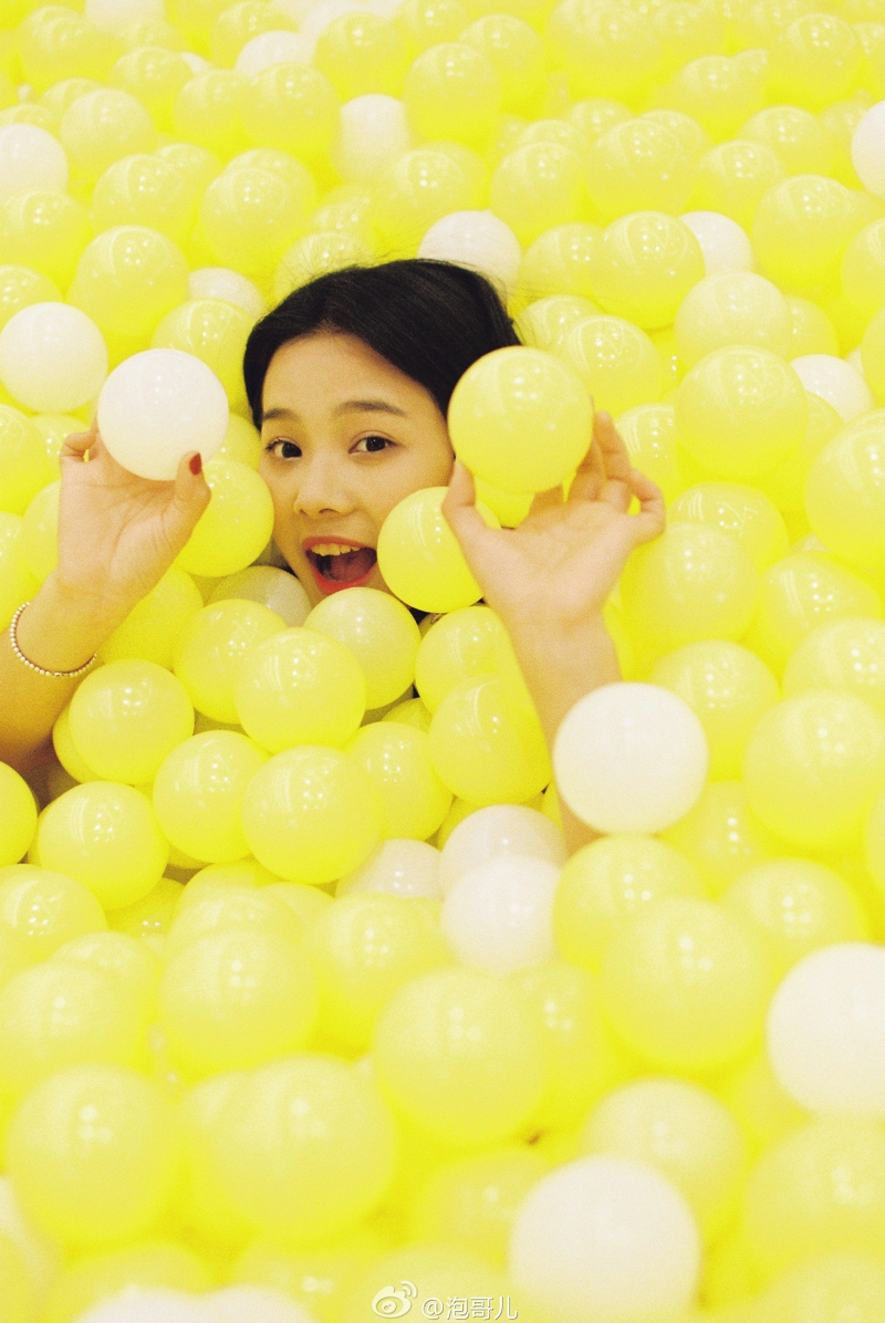 点击大图看下一张：黄色气球房内的元气少女笑容满满