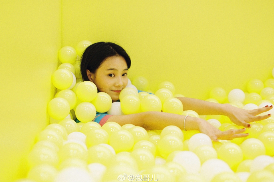 点击大图看下一张：黄色气球房内的元气少女笑容满满