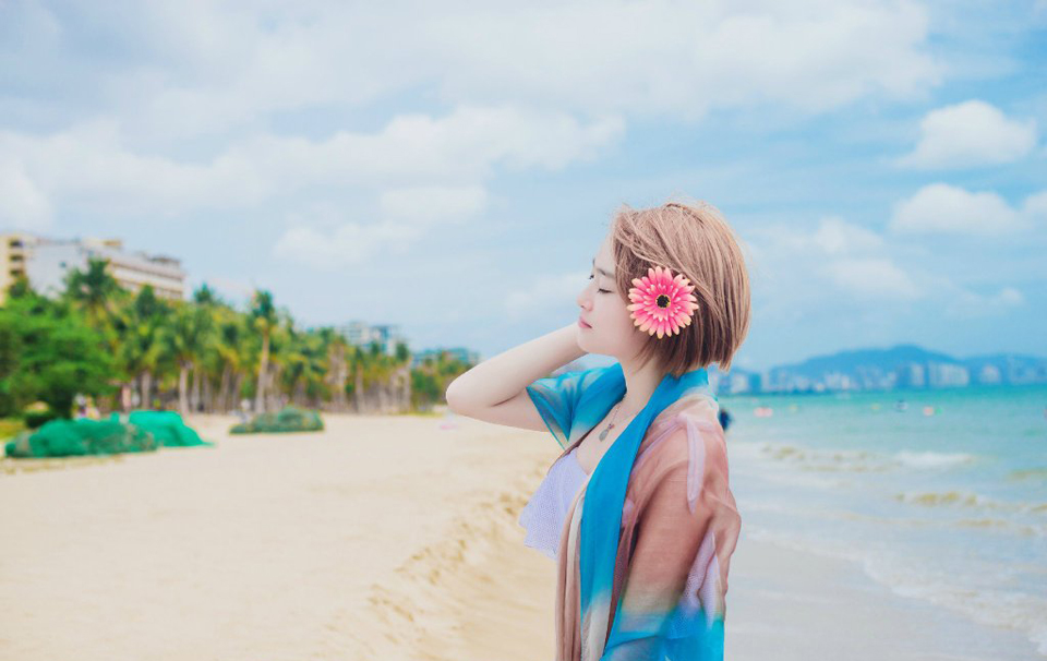 点击大图看下一张：晴朗天气清澈海水中嬉戏的短发少女