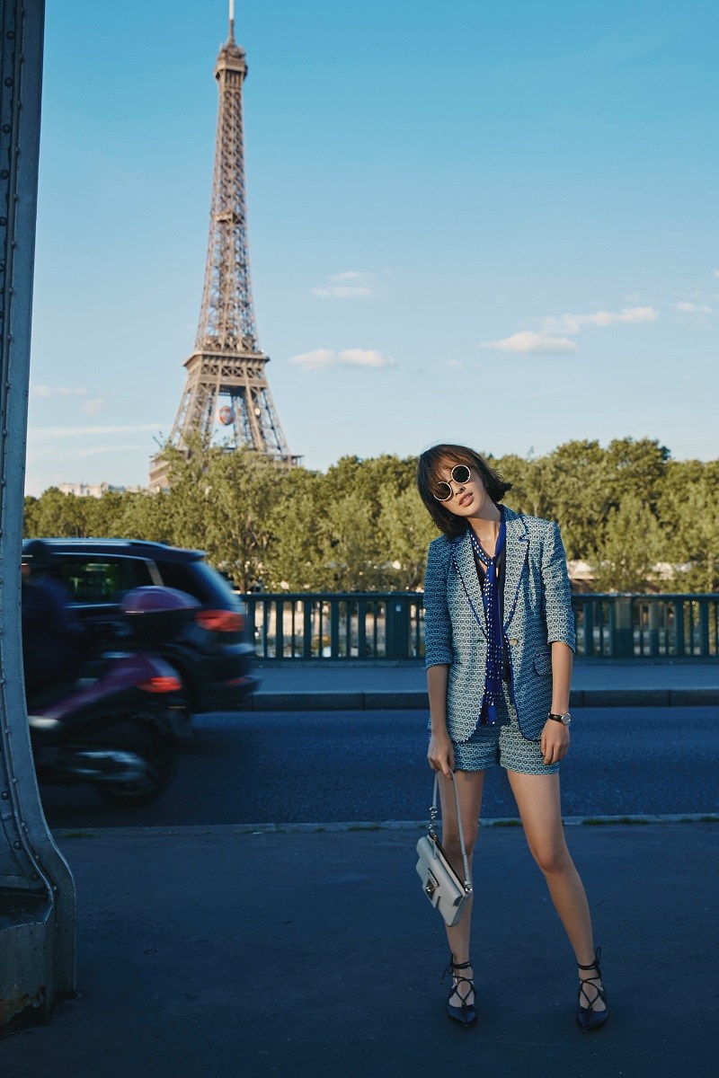 点击大图看下一张：张俪巴黎铁塔前秀长腿慵懒随行