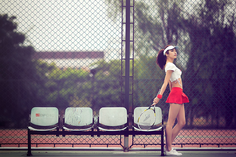点击大图看下一张：活力高清网球女孩校园写真