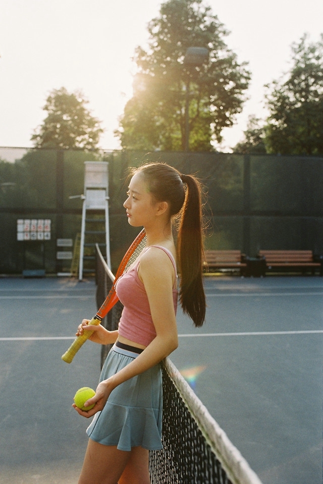 点击大图看下一张：运动场的性感小蛮腰网球美女