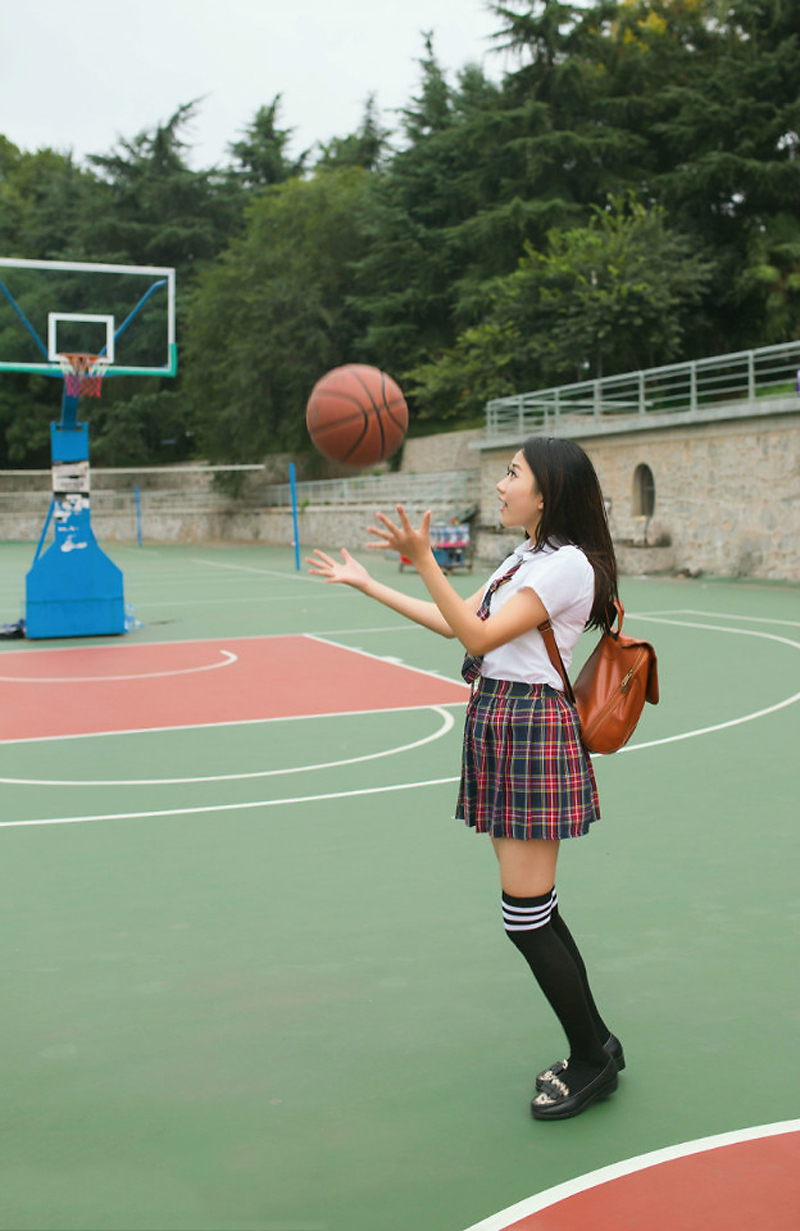 点击大图看下一张：篮球氧气女孩操场活力开心写真
