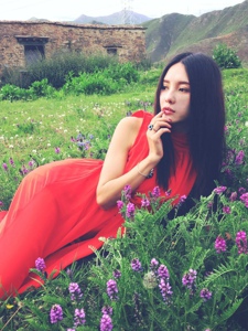 躺在草地上的红裙美女妩媚动人私房写真