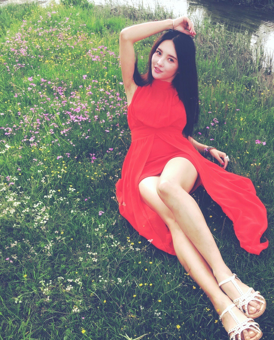点击大图看下一张：躺在草地上的红裙美女妩媚动人私房写真