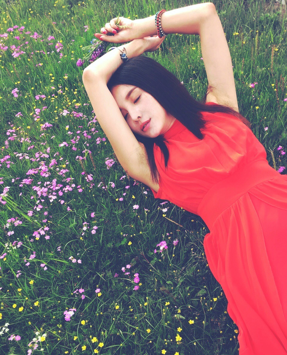 点击大图看下一张：躺在草地上的红裙美女妩媚动人私房写真