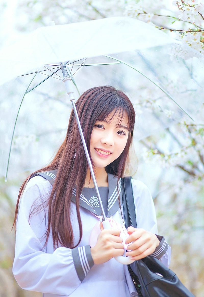 点击大图看下一张：樱花雨中的学院风妹子清纯可爱