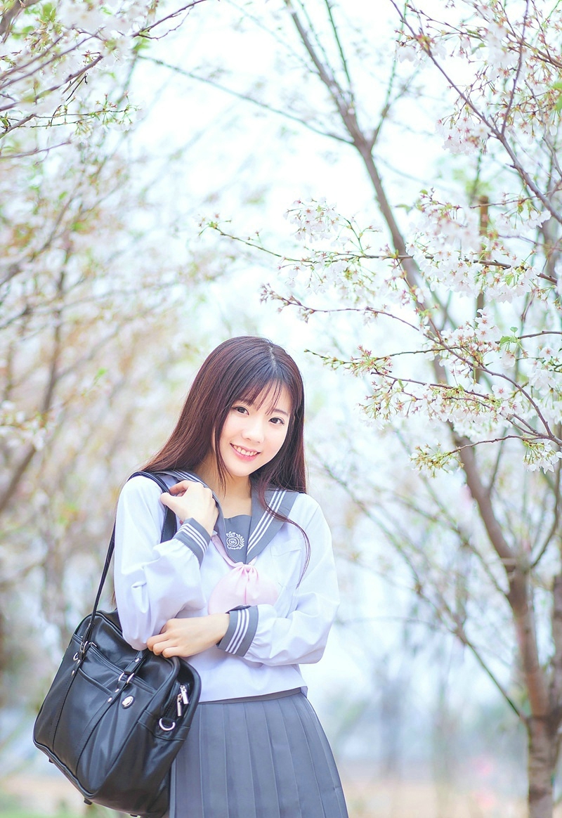点击大图看下一张：樱花雨中的学院风妹子清纯可爱