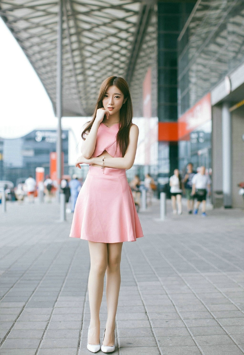点击大图看下一张：知性粉红连衣裙美女淡妆甜美