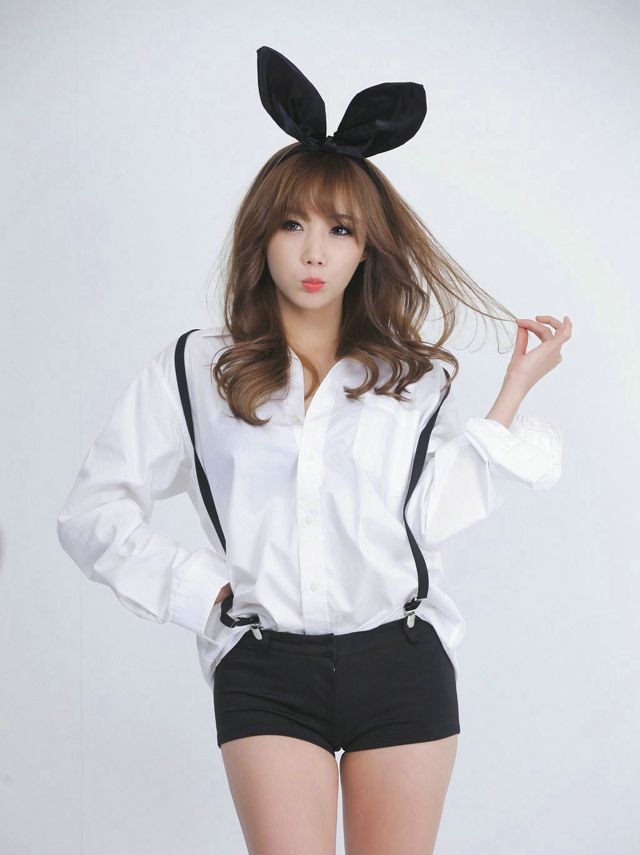 点击大图看下一张：韩系美女模特徐雅兰兔女郎装扮清新写真