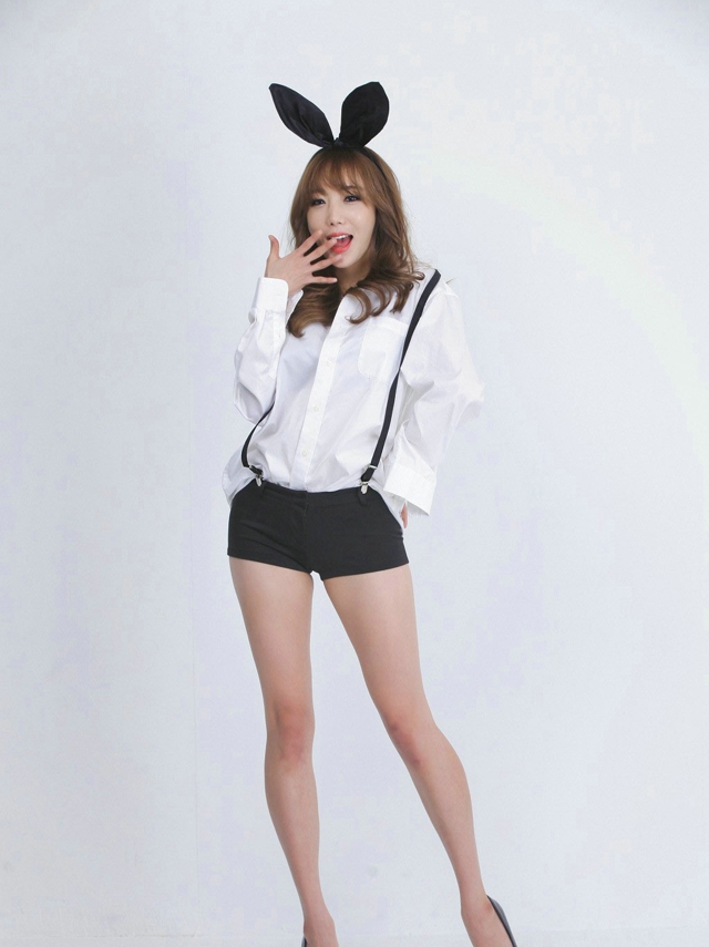 点击大图看下一张：韩系美女模特徐雅兰兔女郎装扮清新写真